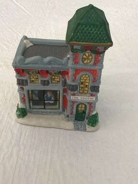 Holiday Fire Station Decorative by Cobblestone -Green& Red color year 2002  ##
